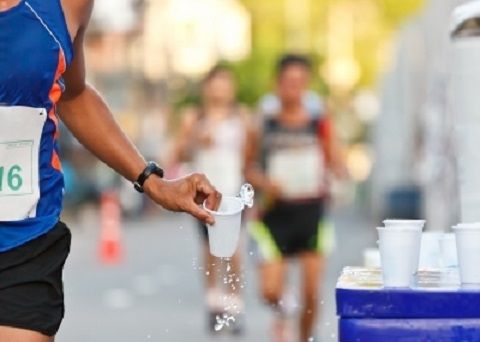 CONSEJOS DE ALIMENTACIÓN PARA AFRONTAR UNA CARRERA A PIE<br /><br />Sea cual sea la carrera, el principio de base será el mismo: hay que tener una alimentación variada y equilibrada para que el organismo pueda adaptarse tanto al entrenamiento como a las competiciones.<br /><br />http://www.runandwalk.net/articulo/entrenamiento/consejos-alimentacion-hidratacion-afrontar-carrera-pie/20131016202119004524.html